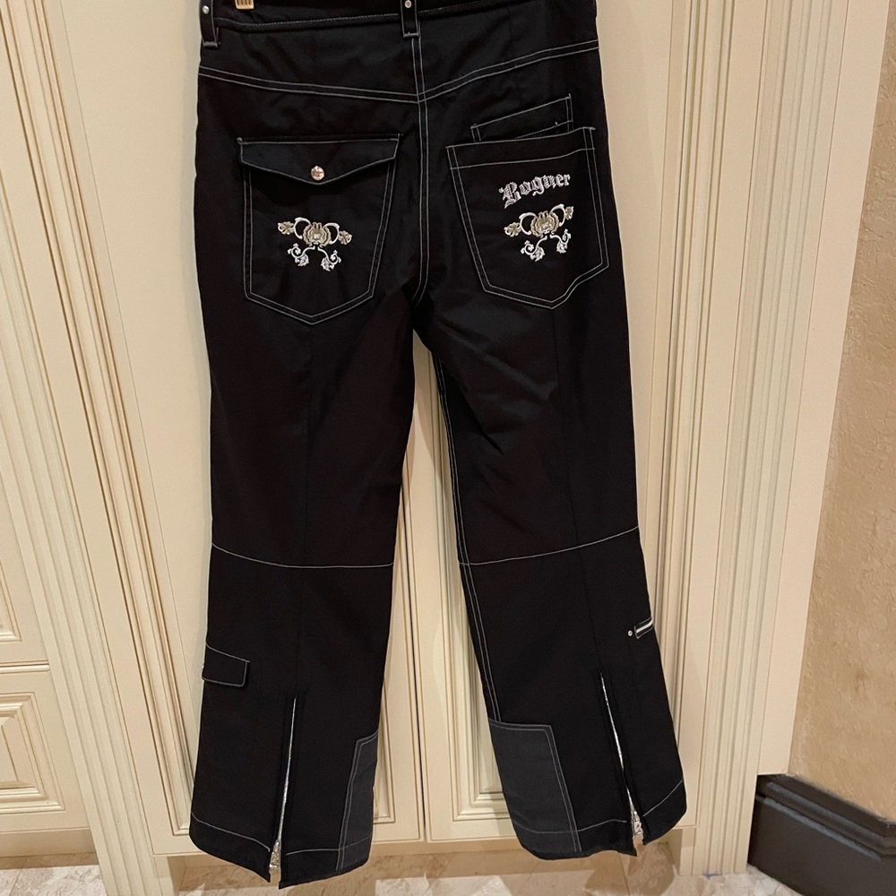 Kids XXL or women’s size 4-6 Bogner ski snowboard pants. Black with flower